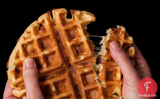 Herzhafte Cheddar-Waffeln