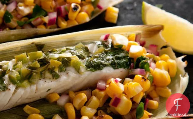 Corn-Husk-Wrapped gegrillter Heilbutt mit verkohltem Mais Salsa
