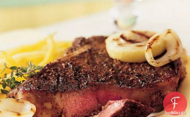 Glutenfreies gegrilltes Pfeffersteak mit Honigzwiebeln