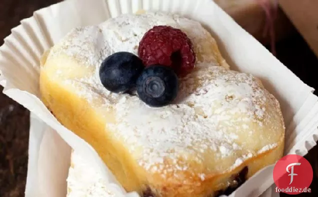 Frischkäse und Beerenkuchen