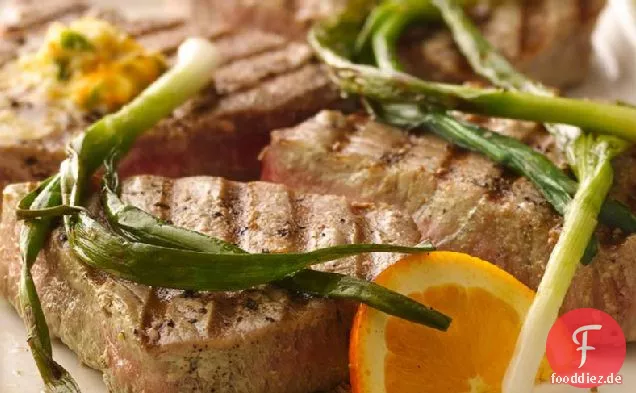 Gegrillte Thunfischsteaks mit Frühlingszwiebeln und Orangenbutter