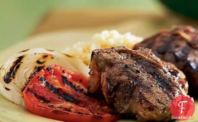 Gegrillte Lammkoteletts mit Tomaten und Zwiebeln