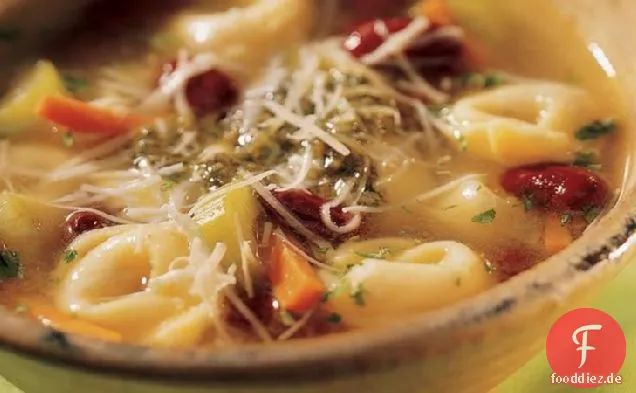 Tortellini, Bohnen und Pesto-Suppe