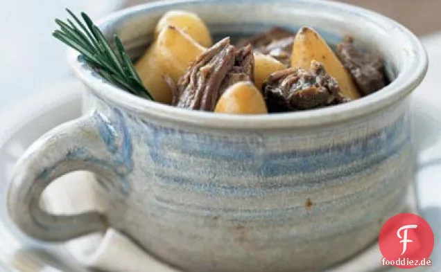 Topf-gebratenes Rosmarinlamm mit Fingerlingkartoffeln