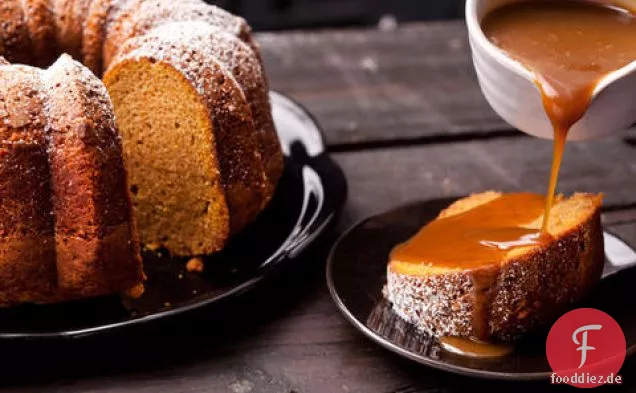 Pumpkin Spice Bundt Kuchen mit gesalzener Karamellsauce