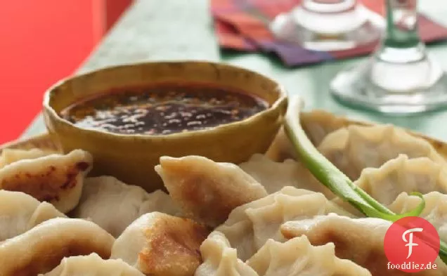 Schweinefleisch-Topf-Aufkleber mit Chipotle-Honig-Sauce
