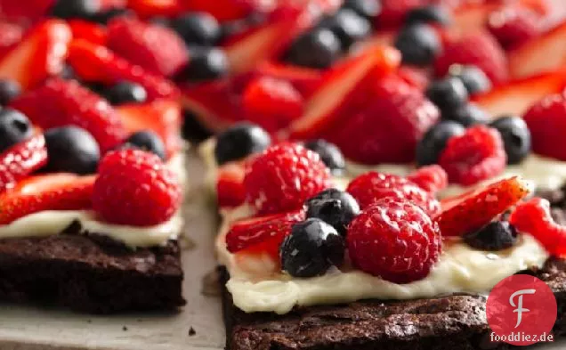 Glutenfreie Brownie und Beeren Dessert Pizza