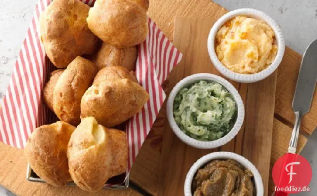 Mini-Popovers mit aromatisierter Butter.