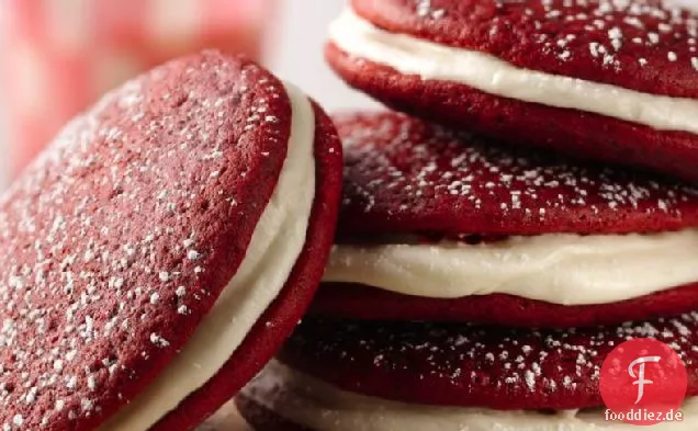 Rote Samt-Whoopie-Pies mit frischkäsefüllung