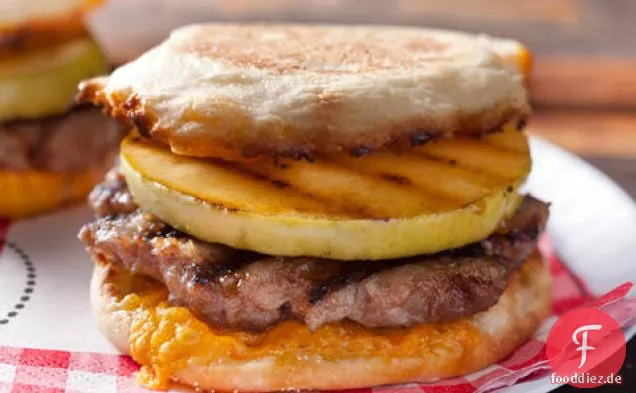 Apfel-und Cheddar-Frühstück-Wurst-Burger