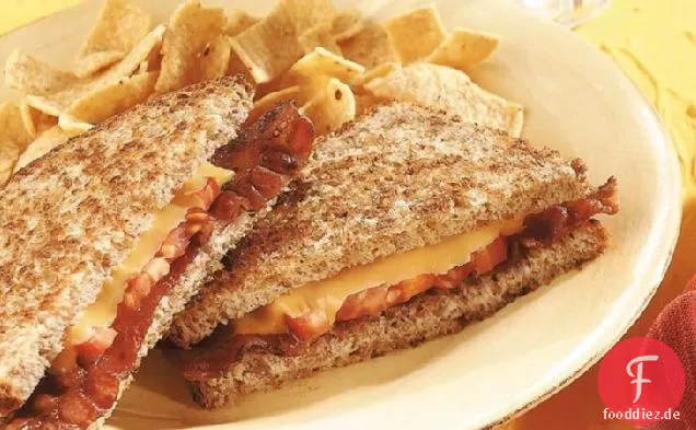 Gegrillte Speck-, Tomaten- und Käsesandwiches