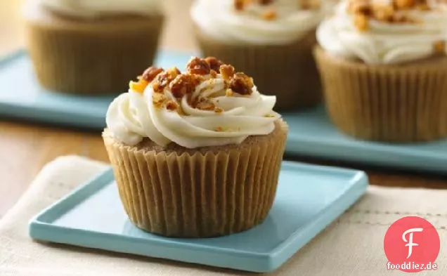 Glutenfreie Apple Spice Cupcakes mit Ahorn-Frischkäse-Zuckerguss und kandierten Walnüssen
