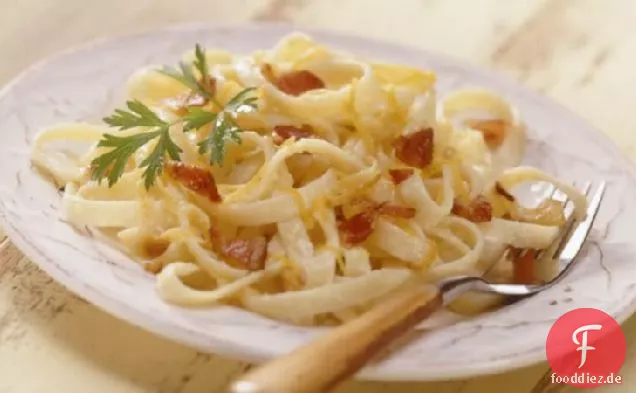 Pasta mit Speck, Karamellisierten Zwiebeln und Cheddar-Käse