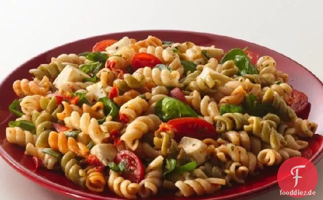 Tomaten-Nudelsalat im toskanischen Stil