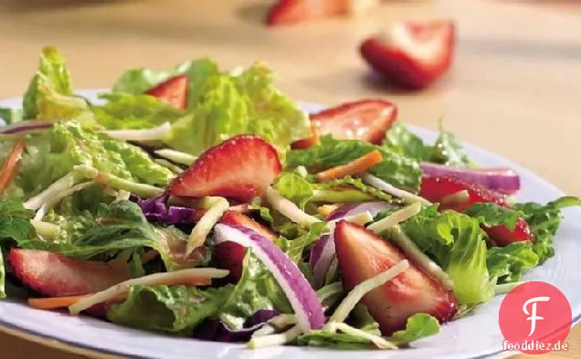 Romaine-Brokkoli-Salat mit Erdbeeren