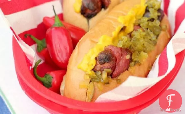 Mit Speck umwickelte Hot Dogs