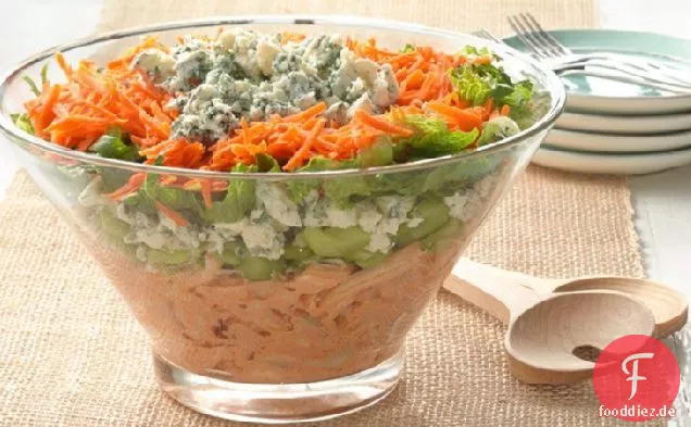 Geschichteter Büffelhähnchen-Salat