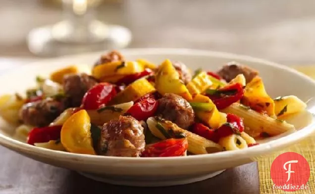 Italienische Wurst mit Tomaten und Penne