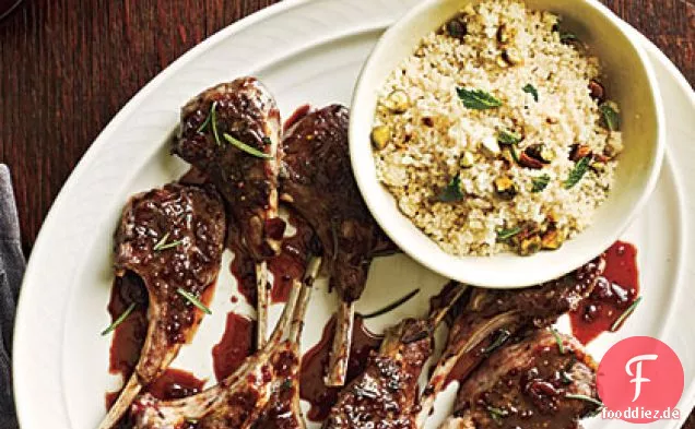 Johannisbeer-glasierte Lammkoteletts mit Pistazien-Couscous