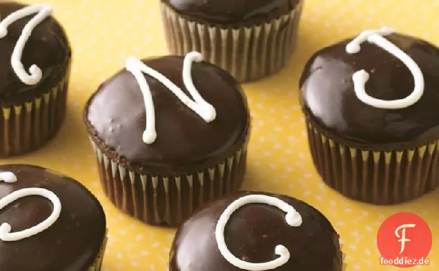 Monogrammierte, mit Sahne gefüllte Cupcakes