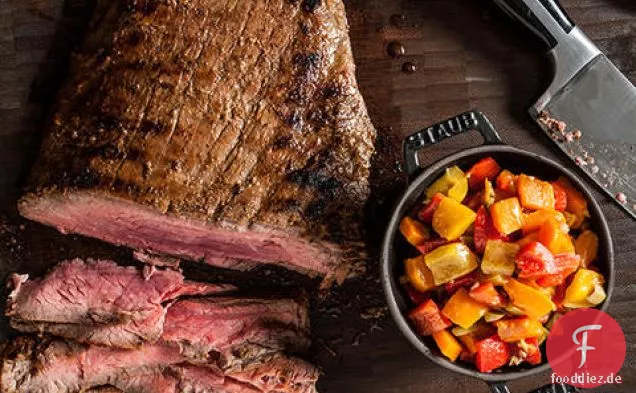 Balsamico-mariniertes gegrilltes Flankensteak mit Paprika-Relish