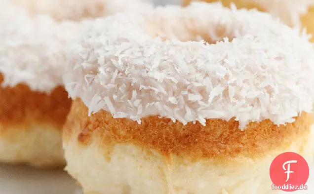 Gebackene Kokosnuss-Donuts mit Kokosnussglasur