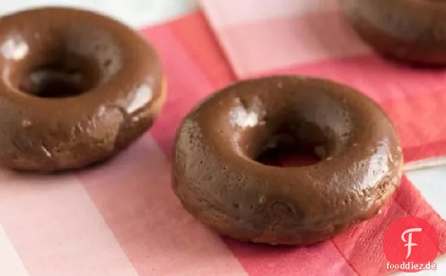 Leicht gebackene Schokolade glasierte Donuts