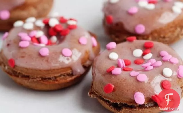 Gebackene Schokoladenkrapfen mit Erdbeerglasur