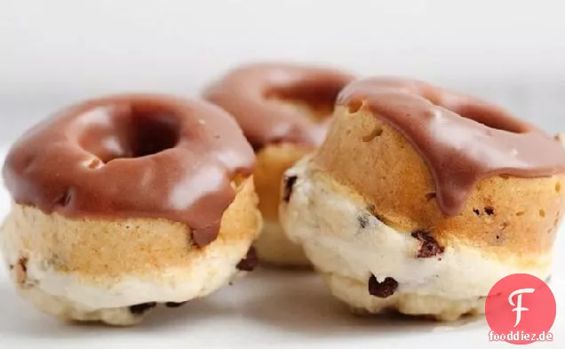 Gebackene Chocolate Chip Donuts mit Schokoladenglasur