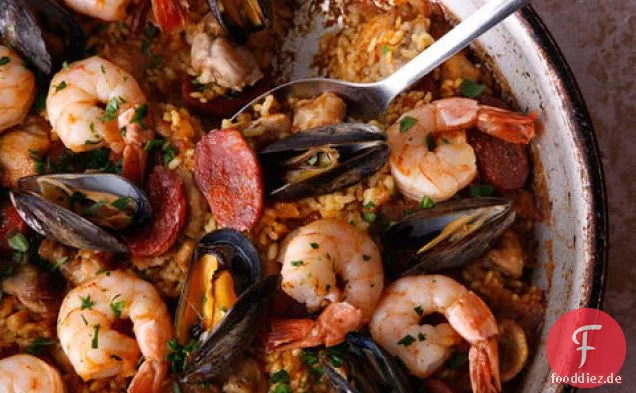 Pfanne Paella Mixta (Paella mit Meeresfrüchten und Fleisch)