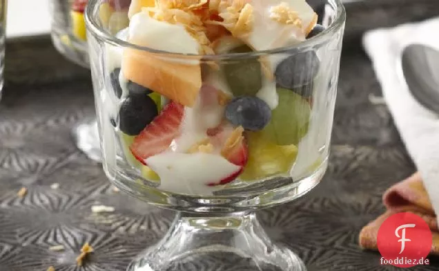 Geschichteter Joghurt-Obstsalat