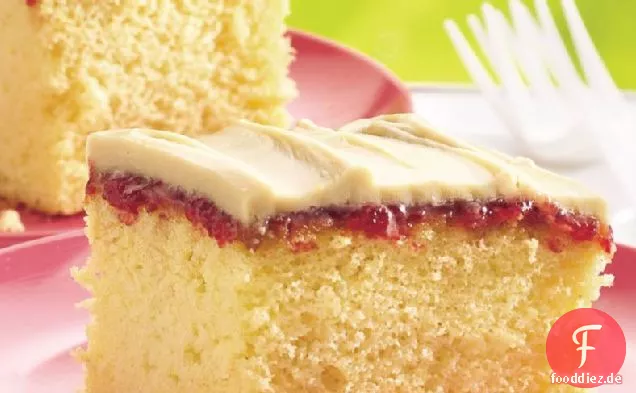 Erdbeergefüllter Take-Along-Kuchen mit braunem Zuckerguss
