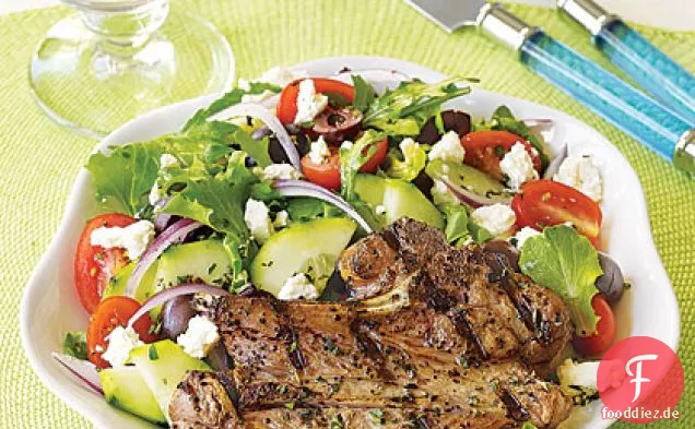 Gegrillte Lammkoteletts mit griechischem Salat