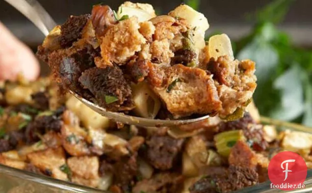 Schwarzbrotfüllung mit Kastanien, Äpfeln und Wurst