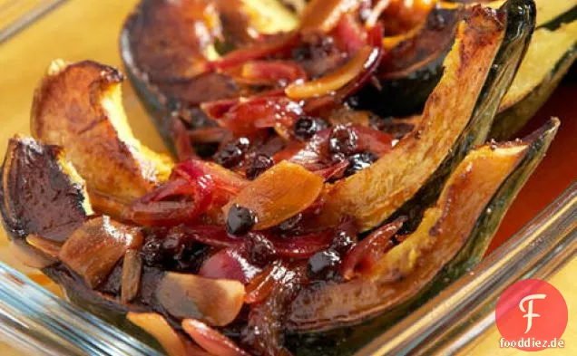Eichelkürbis mit roten Zwiebeln und Johannisbeeren