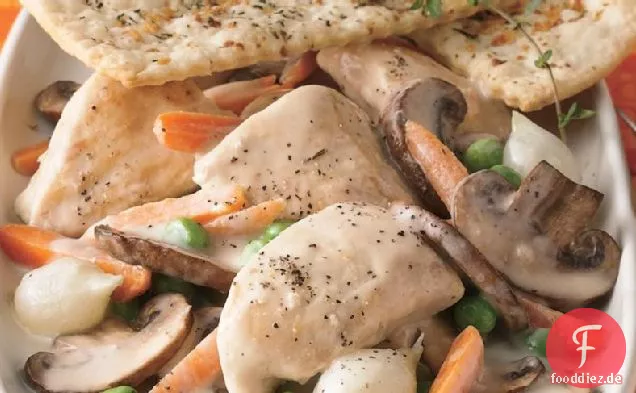Huhn und Gemüse mit flockigem Gebäck