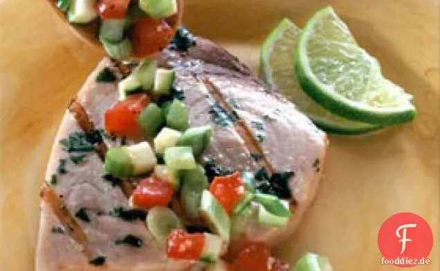 Gegrillter Schwertfisch mit Salsa aus frischem Gemüse