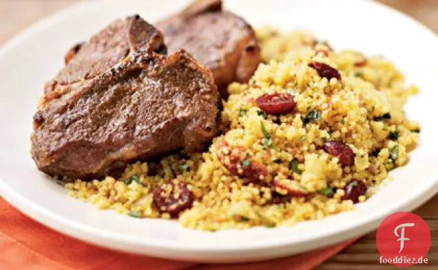 Gebratene Kreuzkümmel-Lammkoteletts mit Curry-Couscous