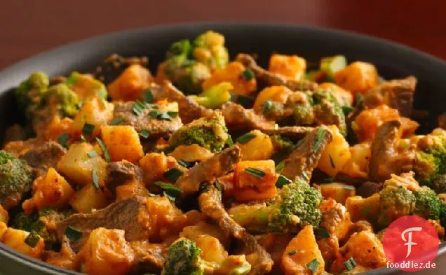 Rindfleisch-Kartoffel-Pfanne Abendessen mit gerösteter Paprika-Sauce