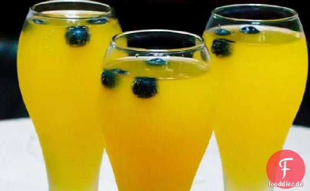 Mango-Heidelbeer-Champagner-Cocktail