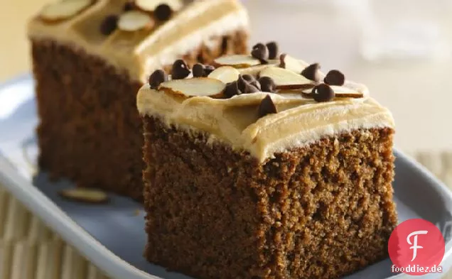 Glutenfreier Schokoladen-Snack-Kuchen mit cremigem Butterscotch-Zuckerguss