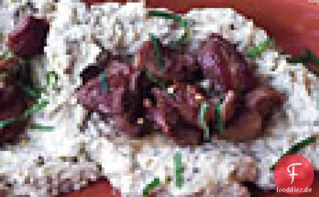 Würziges Lamm mit verkohltem Auberginenpüree und Pita