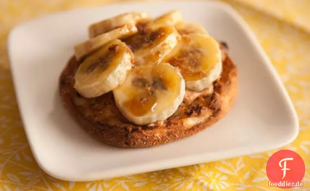 Englischer Muffin mit gebrühter Banane und Erdnussbutter