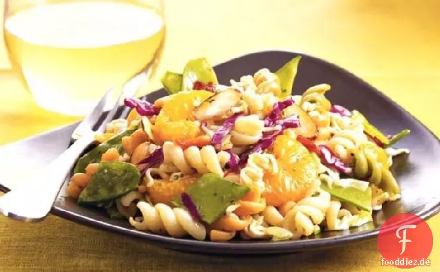 Knuspriger asiatischer Nudelsalat
