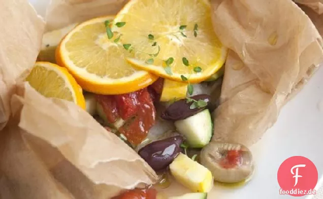 Gebackener Heilbutt mit Zucchini, Oliven, Tomaten und Orangen