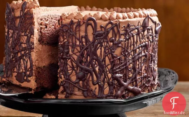 Schokoladenkuchen mit geschlagener Fudge-Füllung und Schokoladenbuttercreme