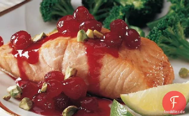 Lachs mit Cranberry-Pistaziensauce