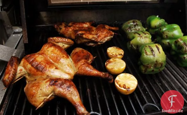 Oregano-mariniertes gegrilltes Hähnchen mit verkohlten Zitronen