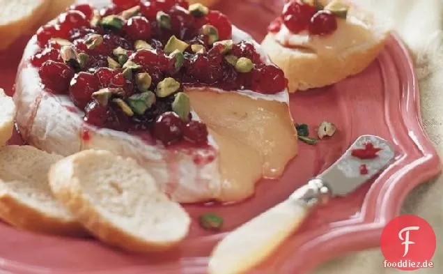 Brie mit Preiselbeeren und Pistazien
