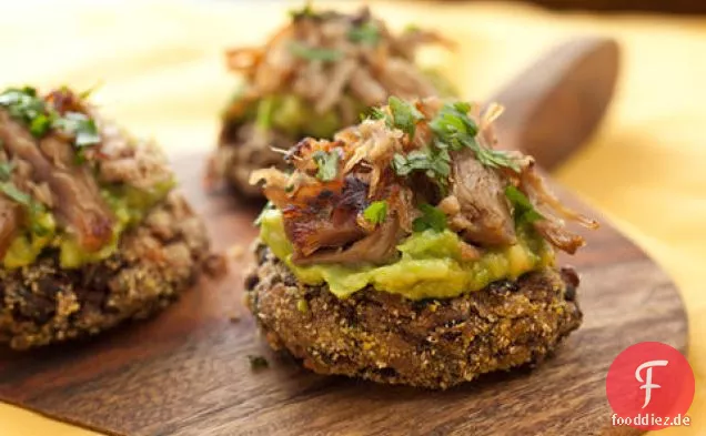 Mini-Black-Bean-Kuchen mit Carnitas und Avocado